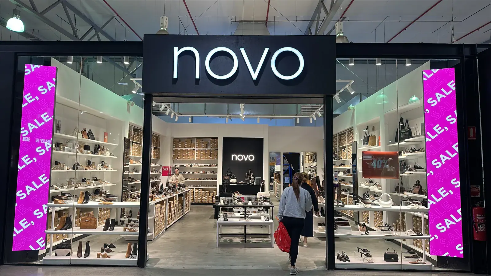 Novo: Curved Screens and Transparent Digital Posters for a New Store Fitout